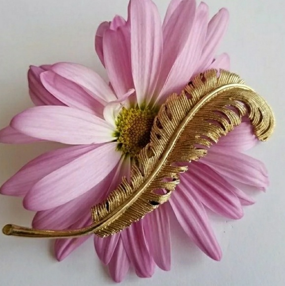 Coro Jewelry - Relisted - vintage Coro Pegasus feather brooch gold tone pin